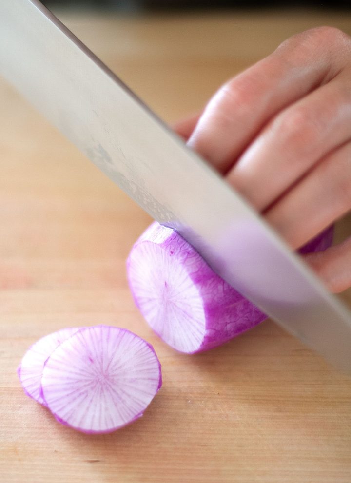 <strong>⑨</strong> slice purple daikon into ¾