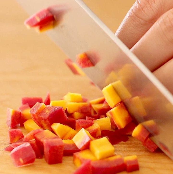 <strong>③</strong> line up bundles of carrot strips and dice