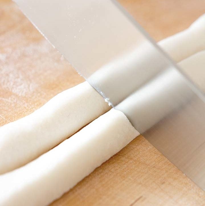 cutting sweet rice dough into small pieces
